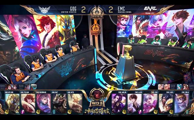 不少球迷在 不少球迷在