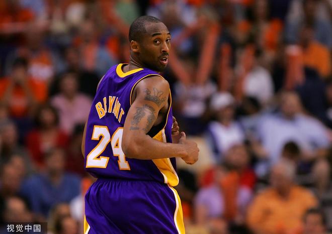 一膝触地各 一膝触地各