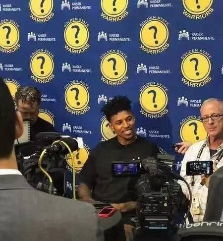 詹宁斯太“坏”了吧，紧急撤回一颗橄榄球